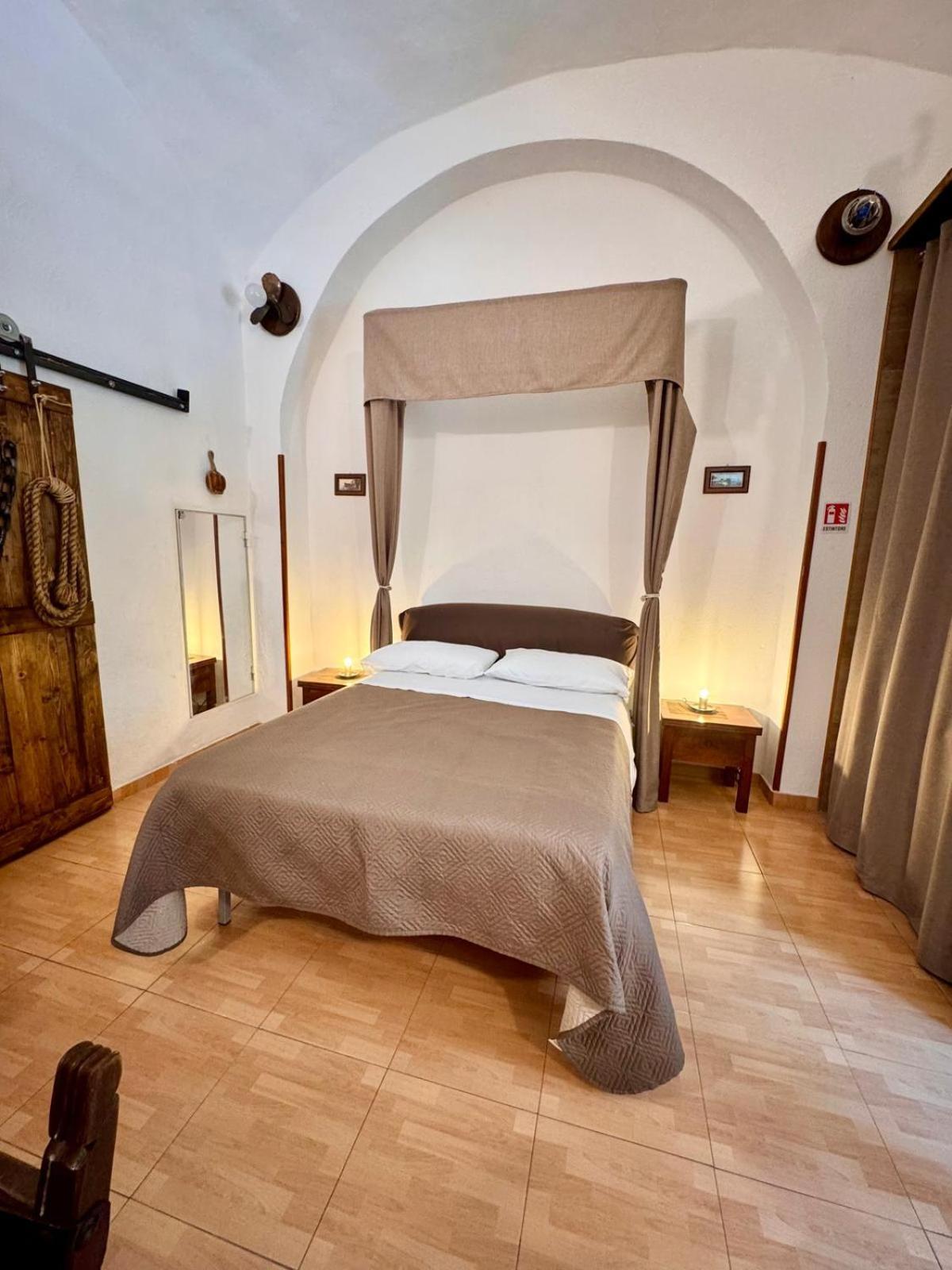 La Tana Dei Pirati Naples